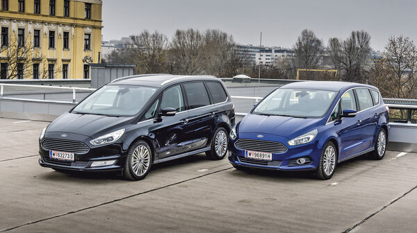 Ein schwarzer Ford Galaxy steht neben einem blauen Ford S-Max.