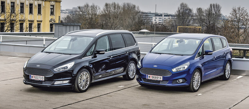 Ein schwarzer Ford Galaxy steht neben einem blauen Ford S-Max.
