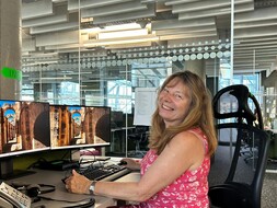 Eine Frau sitzt an einem Schreibtisch