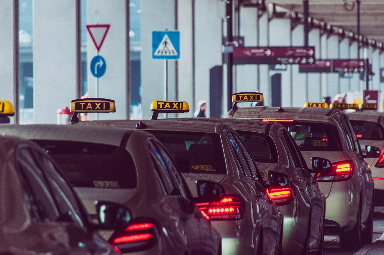 Eine Taxischlange am Flughafen von Lissabon
