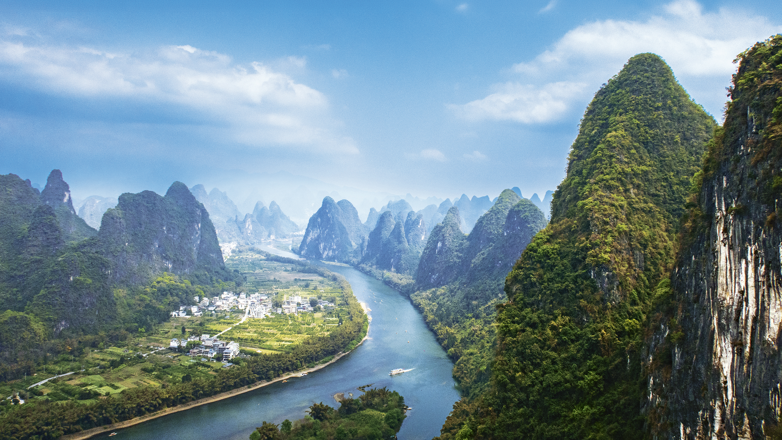 Die Karstlandschaft in Guangxi am  Li-Fluss beherbergt abertausende Kalkberge.