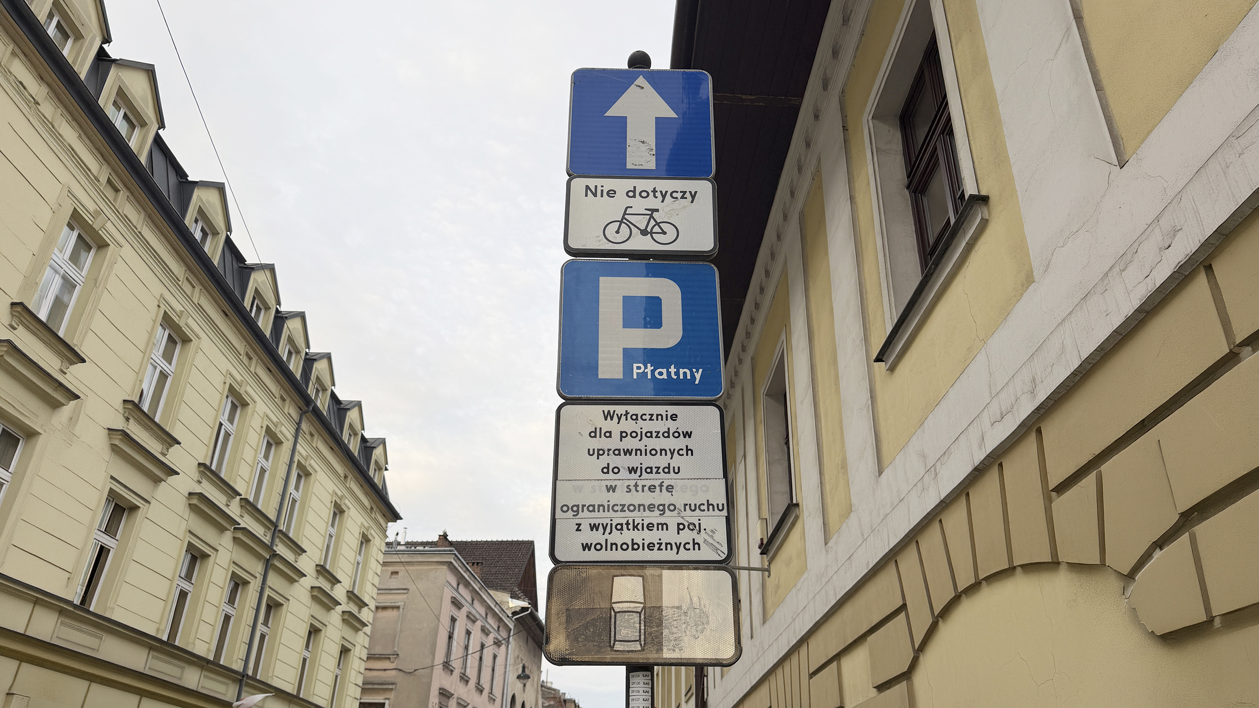 Verkehrsschilder: Auf dem Zusatzschild steht auf polnisch „Nur für Fahrzeuge mit Zufahrtsberechtigung“. 