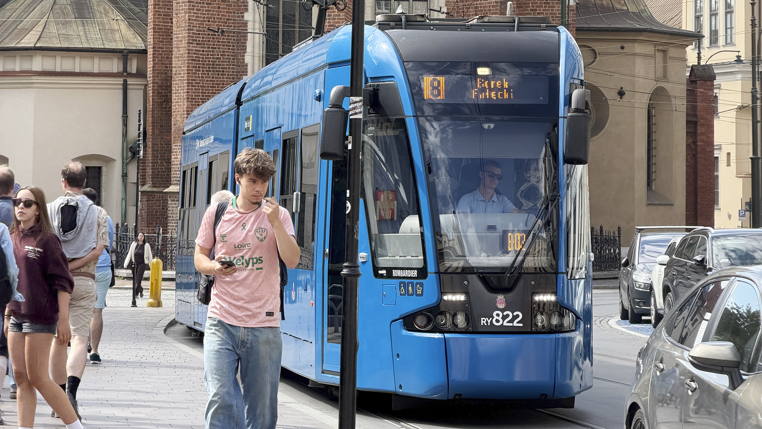 Blaue Straßenbahn.