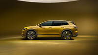 Goldgelber Volkswagen ID. Tiguan in linker Seitenansicht in einem gelb beleuchteten Studio.