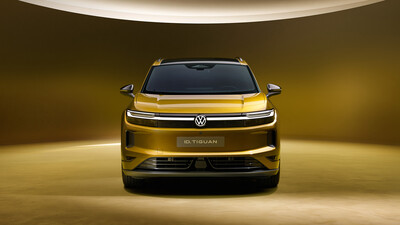Goldgelber Volkswagen ID. Tiguan in direkter Frontansicht mit durchgehendem LED-Leuchtband und VW-Logo.