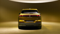 Goldgelber Volkswagen ID. Tiguan in direkter Heckansicht mit leuchtendem roten LED-Band und Modellschriftzug.