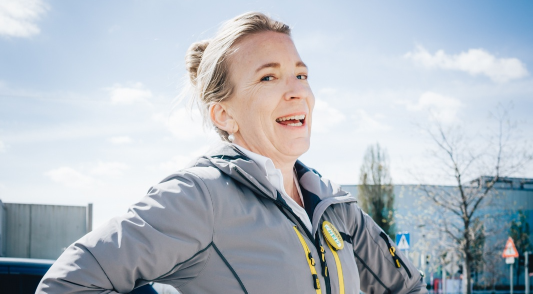 Man sieht eine blonde Frau mit grauer ÖAMTC-Jacke und sie lacht.