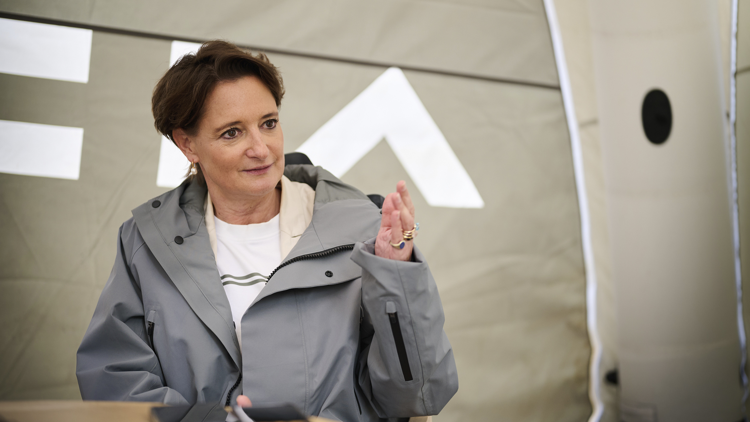 Dacia-CEO Katrin Adt gestikuliert mit ihrer Hand in einem Gespräch.