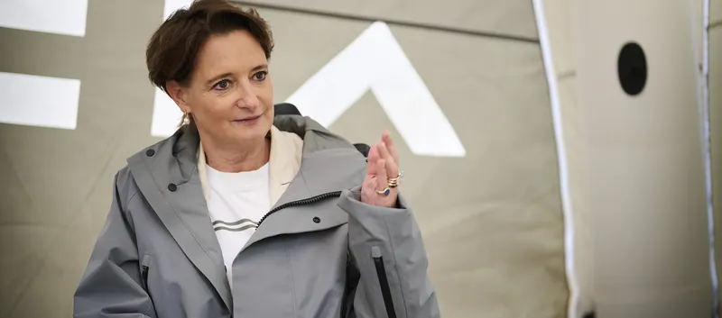 Dacia-CEO Katrin Adt gestikuliert mit ihrer Hand in einem Gespräch.
