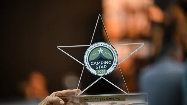 Man sieht den Camping Star. Es ist ein Preis in Sternform.