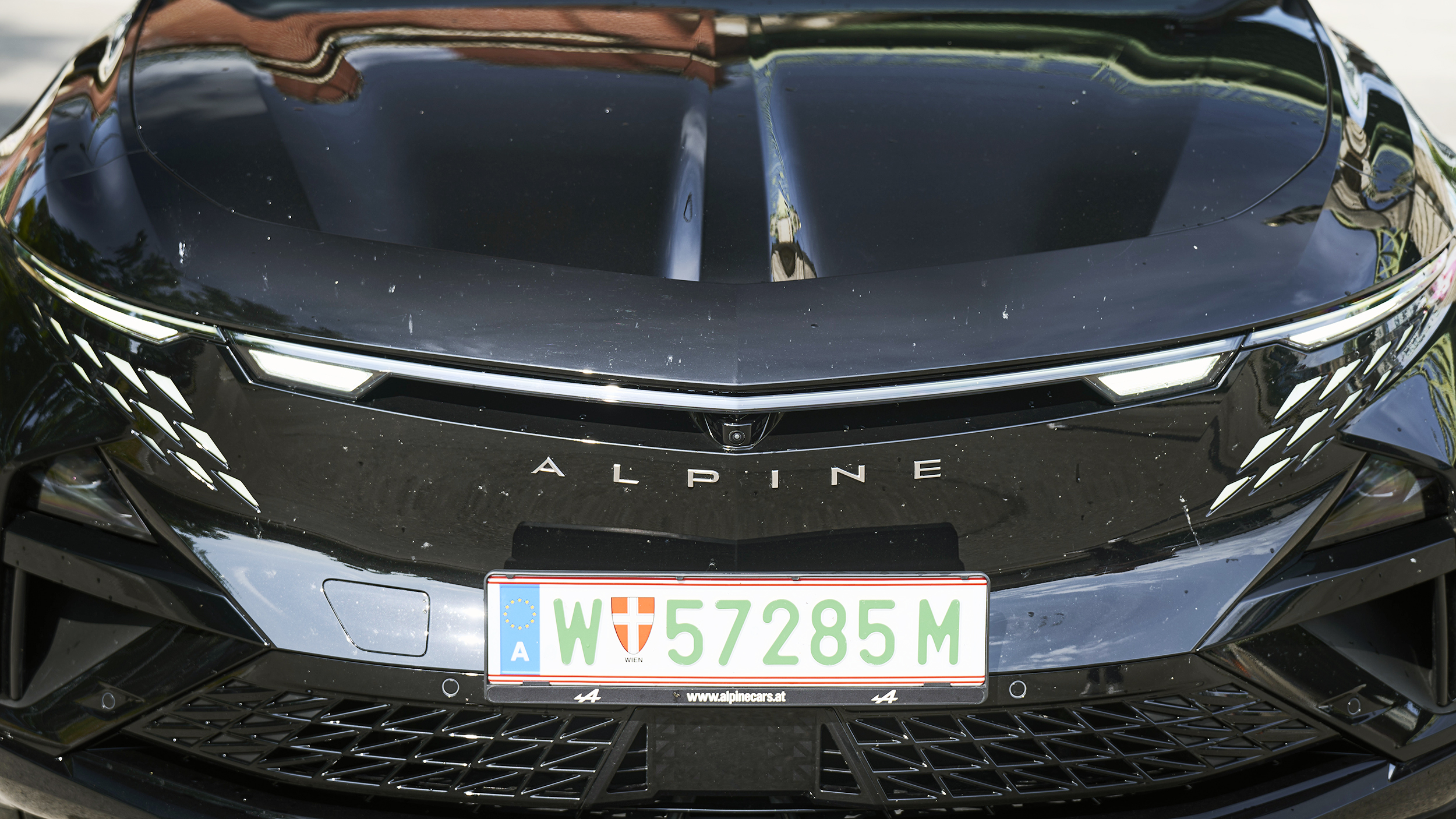 Detailaufnahme der Front einer schwarzen Alpine A390 GT.