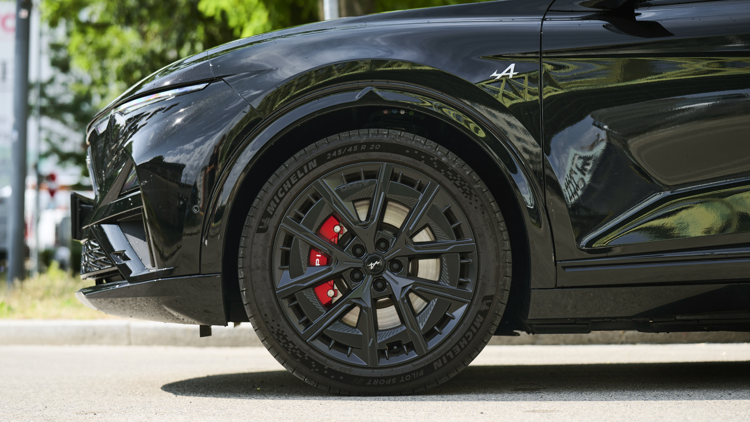 Detailaufnahme des linken Vorderrades einer schwarzen Alpine A390 GT.