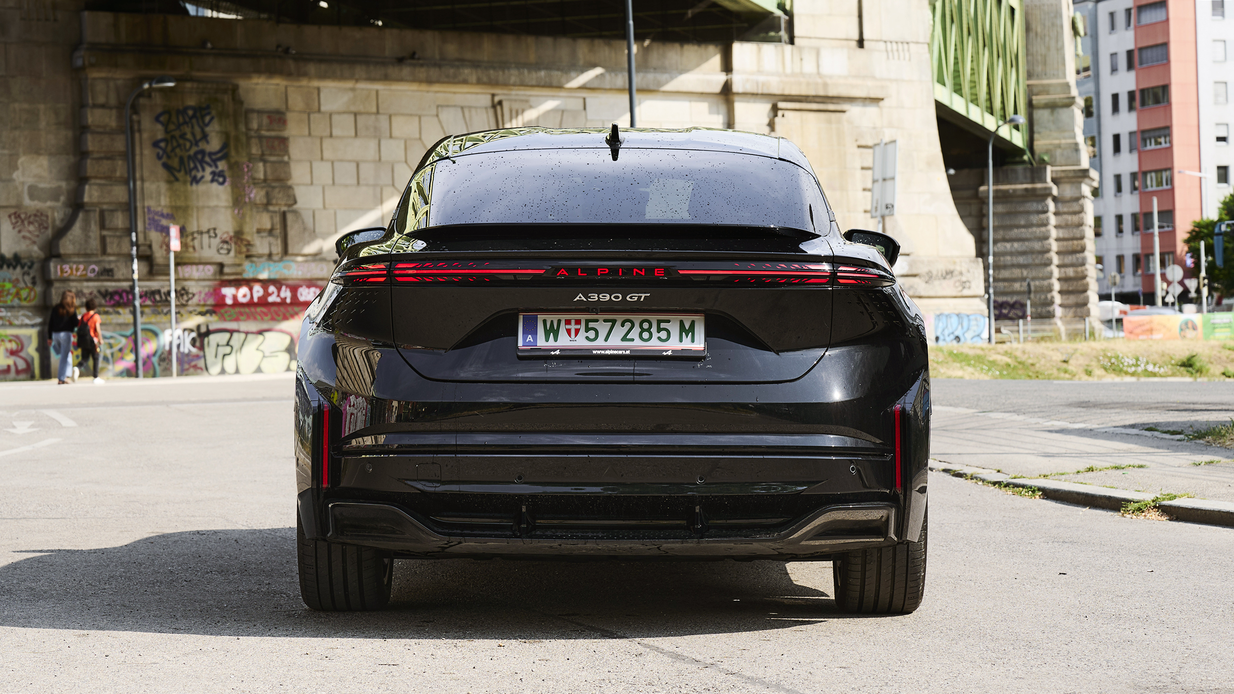 Heck einer schwarzen Alpine A390 GT, die unter einer Brücke in der Stadt steht.