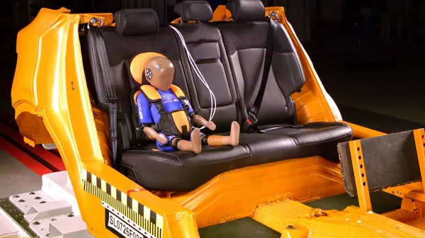 Ein Testauto mit einem Kinderdummy.