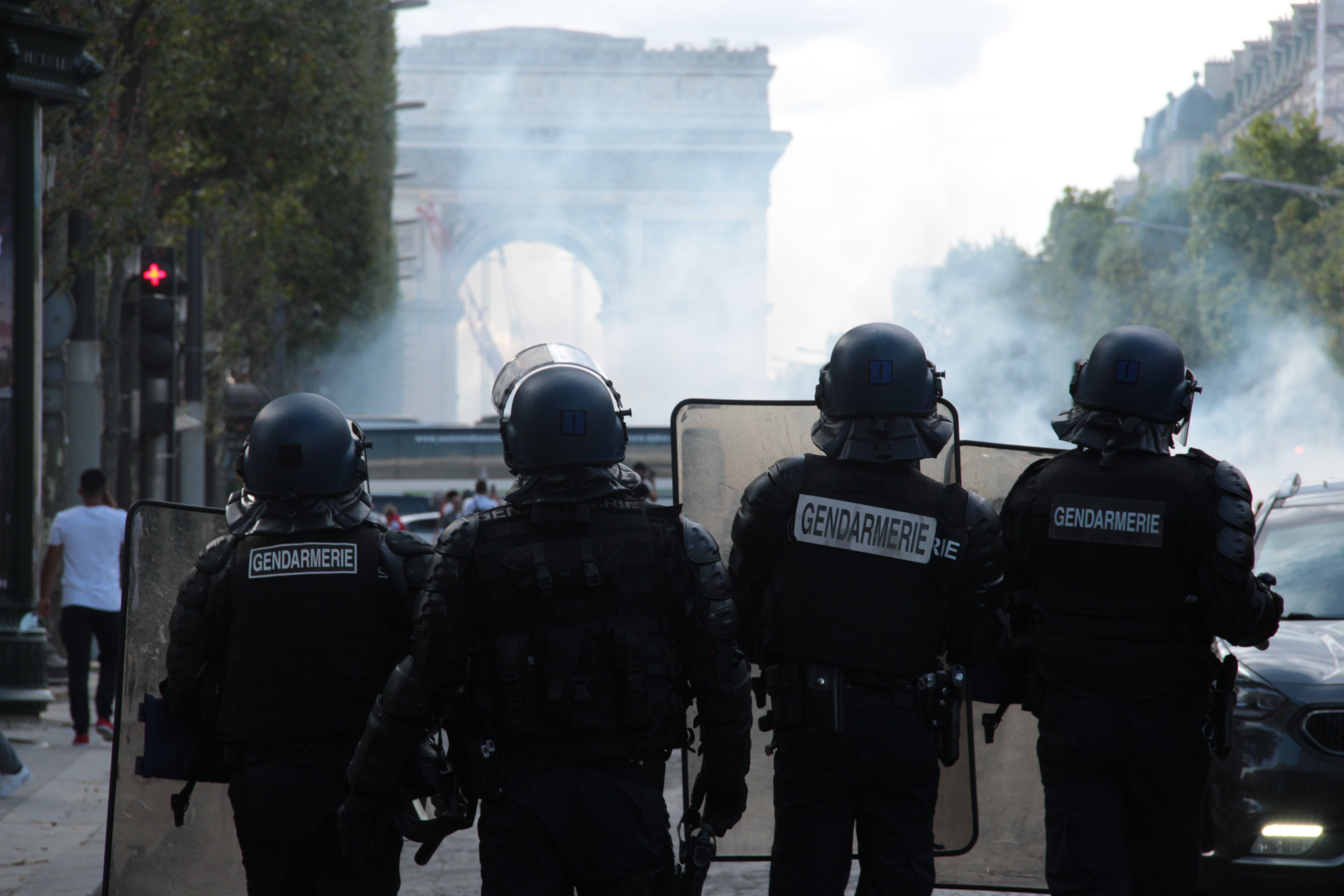 Vier Polizisten in Paris bei einem Protest vor dem Triumphbogen