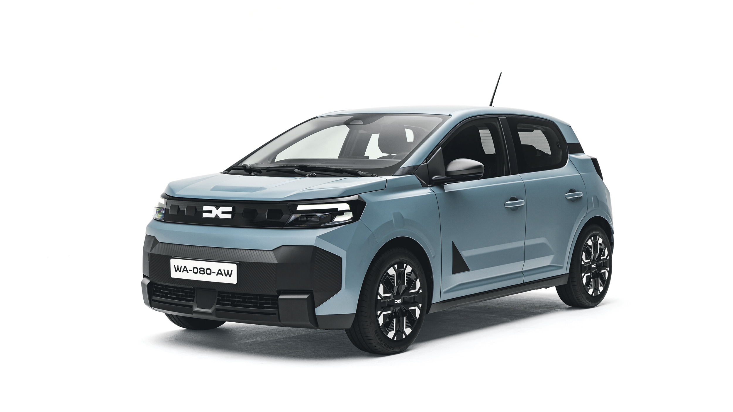 Hellblauer Dacia Spring in schräger Vorderansicht vor weißem Hintergrund, mit schwarzen Stoßfänger- und Seitenelementen sowie schwarz-silbernen Rädern.