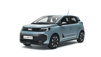 Hellblauer Dacia Spring in schräger Vorderansicht vor weißem Hintergrund, mit schwarzen Stoßfänger- und Seitenelementen sowie schwarz-silbernen Rädern.