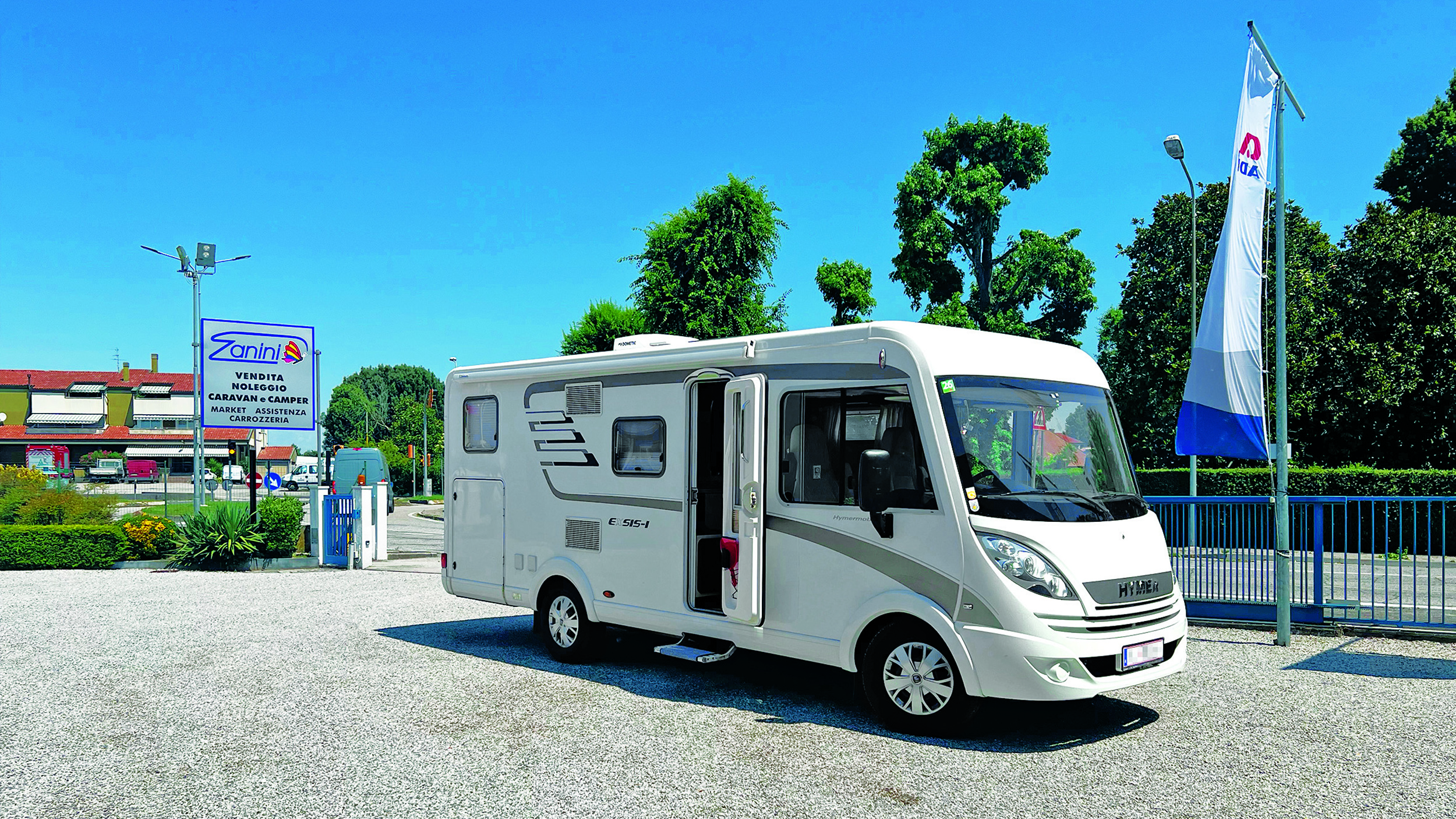 Das Wohnmobil eines ÖAMTC-Mitglieds auf einem Parkplatz in Italien.