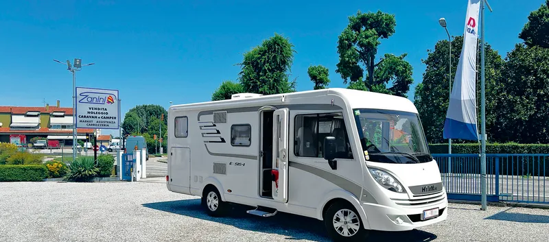 Das Wohnmobil eines ÖAMTC-Mitglieds auf einem Parkplatz in Italien.