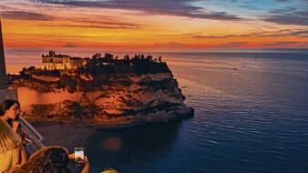 Blick von der Altstadt Tropea auf die Kirche am Felsen und den Vulkan Stromboli.