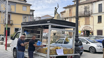 Auf der Straße werden Bananen verkauft - 1 Kg nur einen Euro.