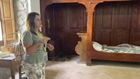 Tour durch das Klostermuseum. Man sieht ein Bett.