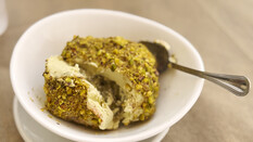 Tartufo-Kugel - Eis mit Pistazie.