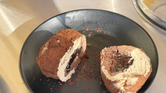Tartufo-Kugel - Eis mit Haselnuss.