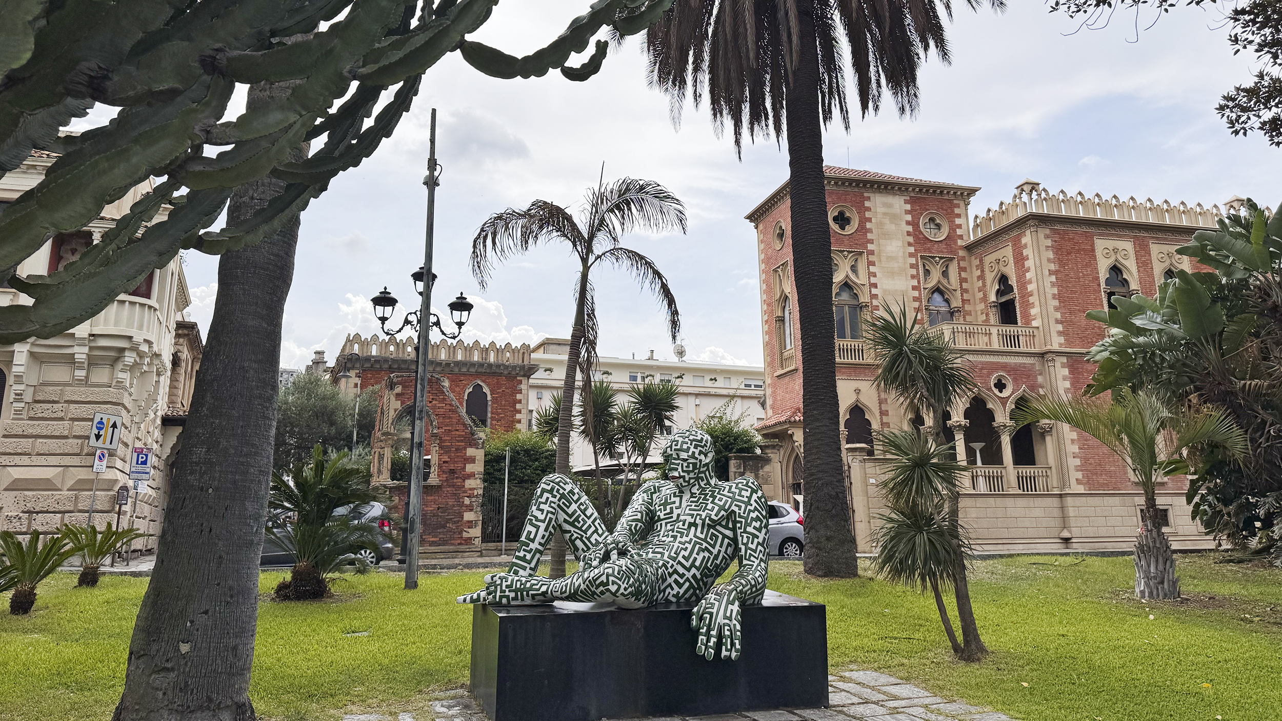 Bemalte Bronzefiguren der italienischen Künstlerin Rabarama, die sitzen und stehen und die moderne Kunstszene der Stadt prägen.