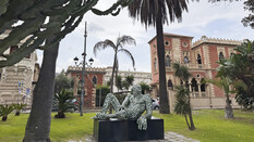 Bemalte Bronzefiguren der italienischen Künstlerin Rabarama, die sitzen und stehen und die moderne Kunstszene der Stadt prägen.