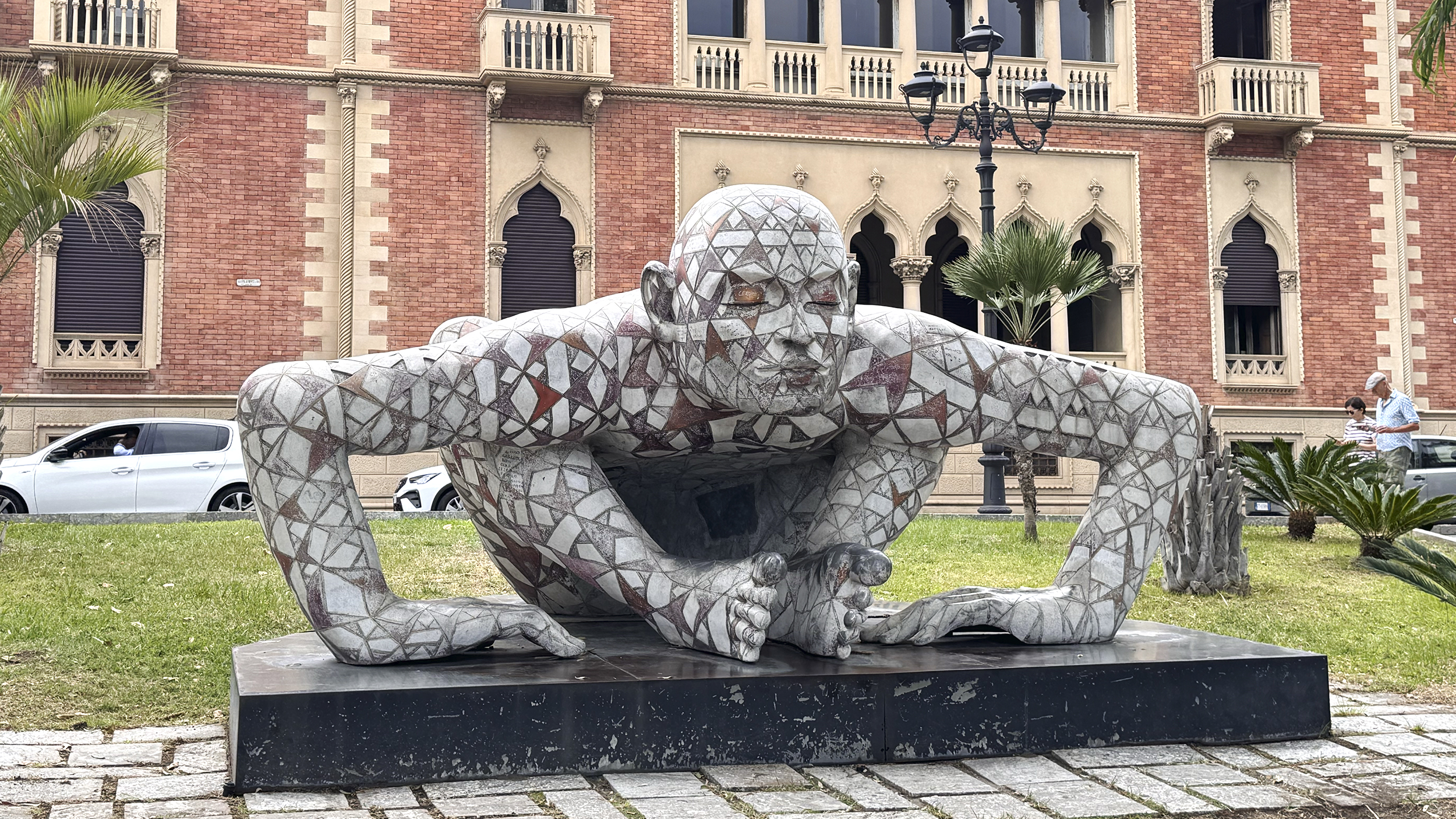 Bemalte Bronzefiguren der italienischen Künstlerin Rabarama, die sitzen und stehen und die moderne Kunstszene der Stadt prägen.