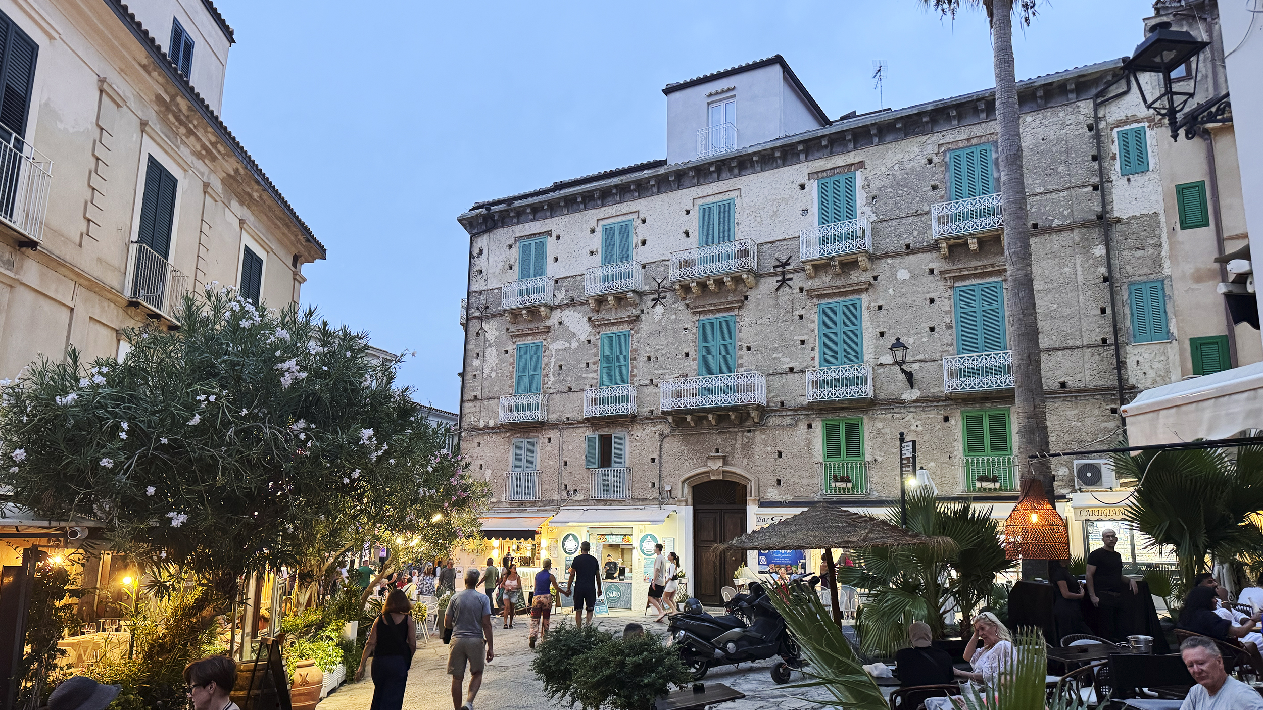Tropea Altstadt mit Bars.
