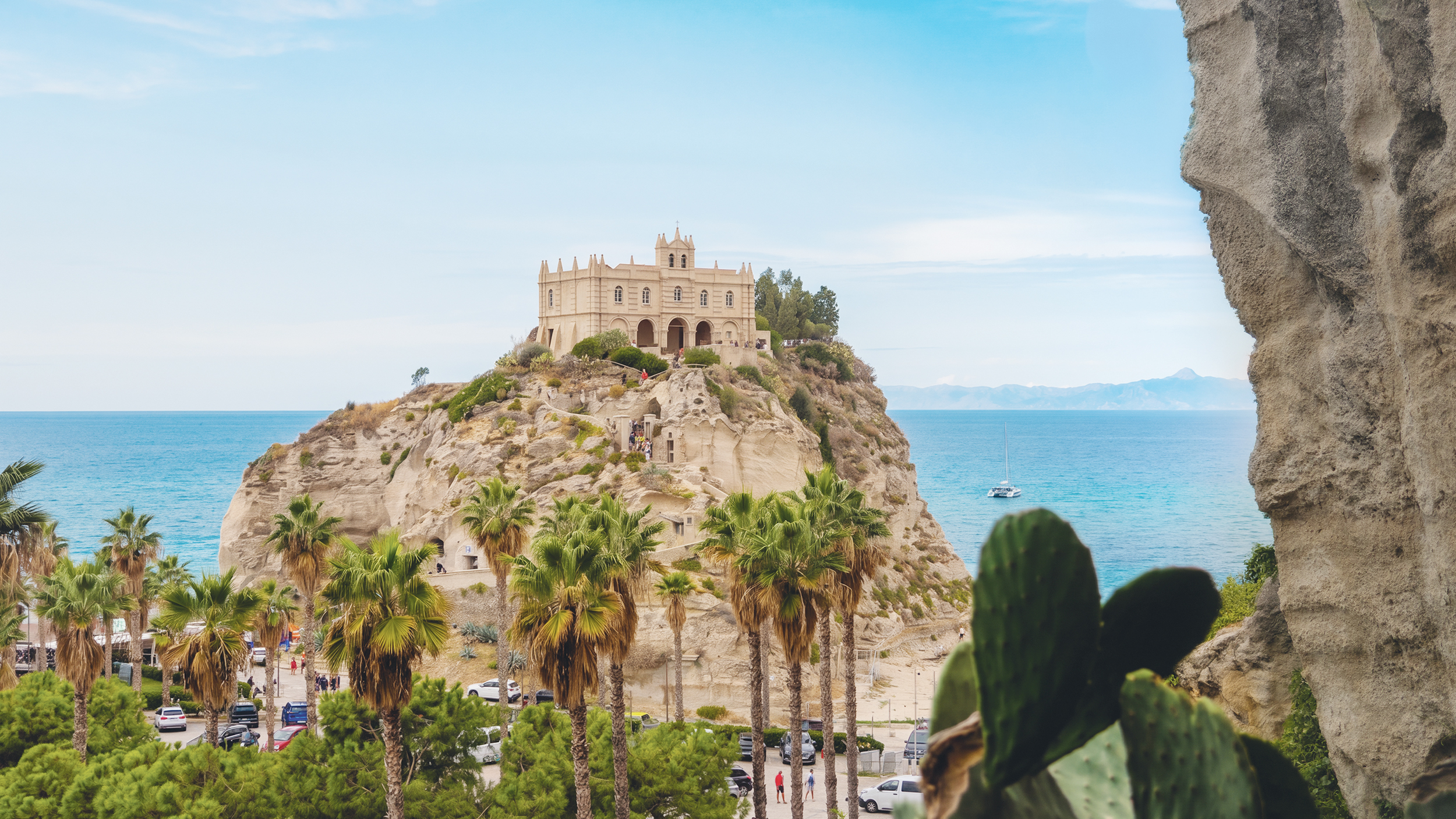 Blick von Tropea Altstadt auf den Fels samt Kirche.