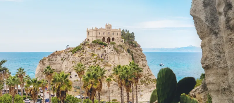 Blick von Tropea Altstadt auf den Fels samt Kirche.