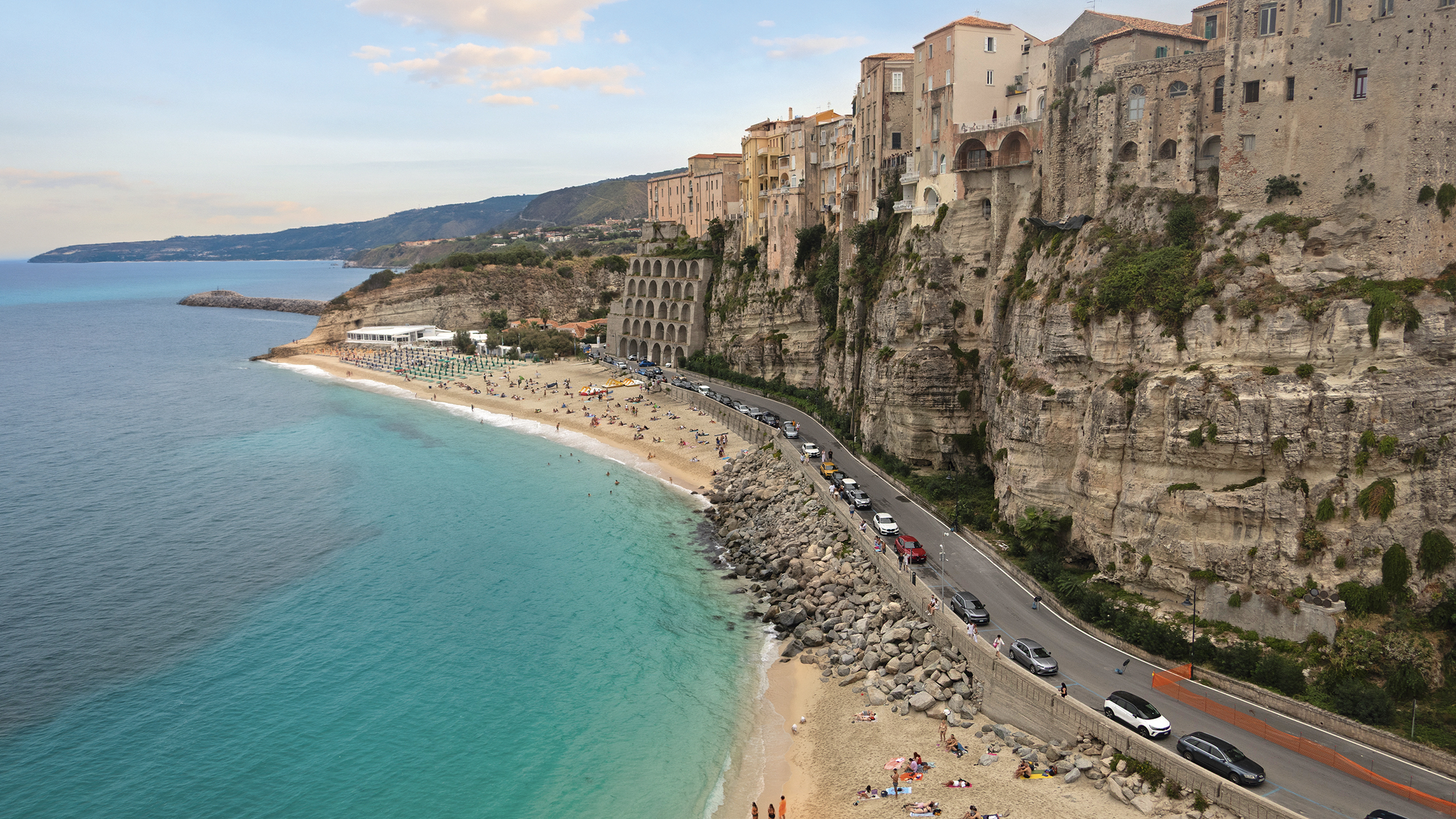 Blick von der Felskirche in Tropea auf die Altstadt und den Strand.