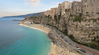 Blick von der Felskirche in Tropea auf die Altstadt und den Strand.