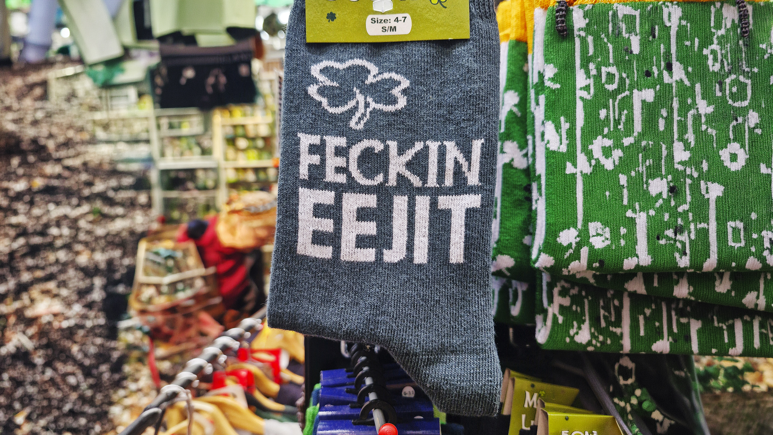 Socken in einem Souvenirgeschäft mit der Aufschrift Feckin Eejit.