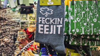 Socken in einem Souvenirgeschäft mit der Aufschrift Feckin Eejit.