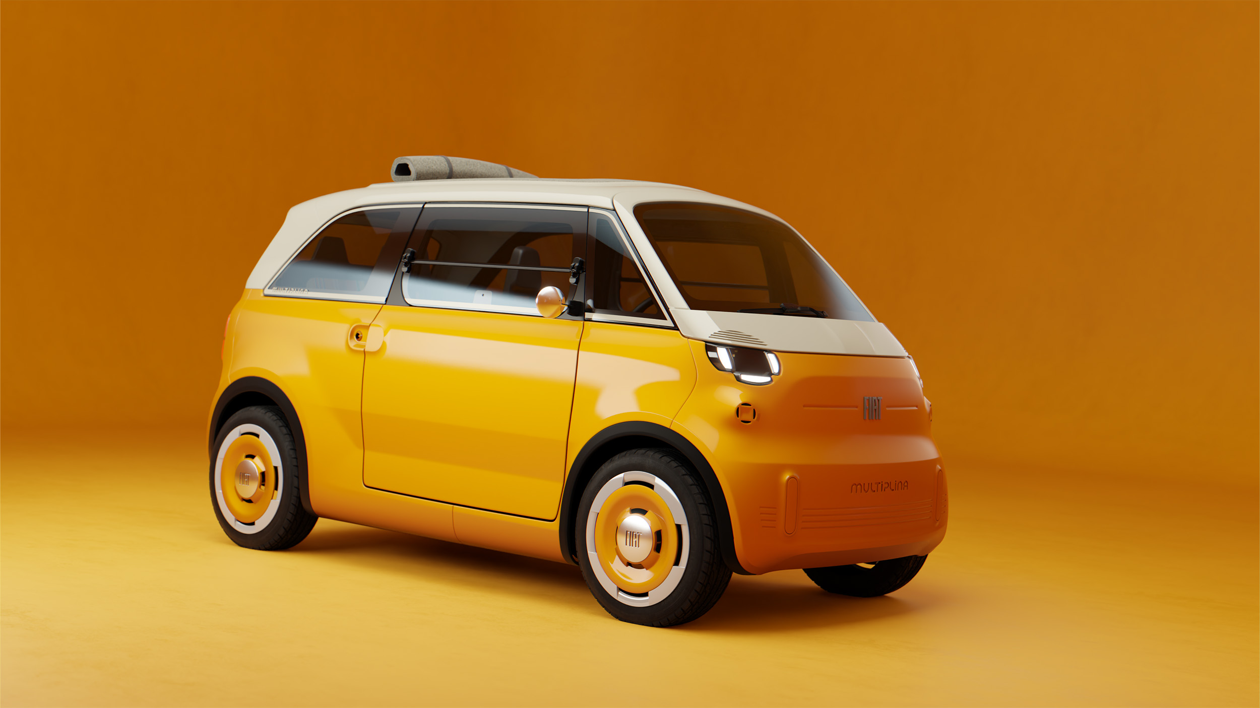 Orangefarbener Fiat Multiplina schräg von vorne mit weißem Dach, eingeschalteten Scheinwerfern, runden Außenspiegeln und einer grauen Rolle auf dem Dach.