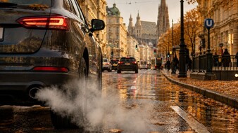 Weißer Rauch kommt aus einem Autoauspuff
