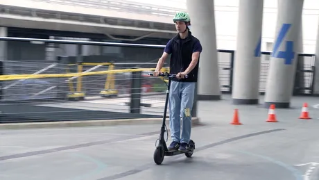 Mann auf E-scooter