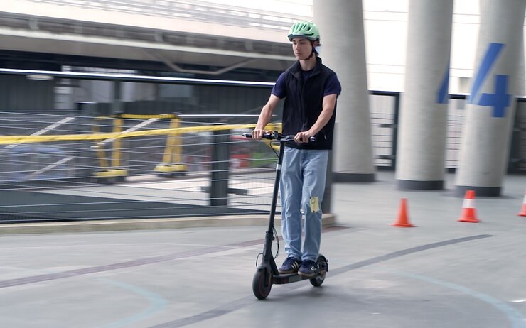 Mann auf E-scooter