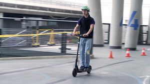 Mann auf E-scooter