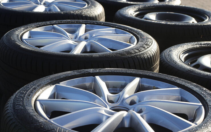 Mehrere Autoreifen liegen nebeneinander auf dem Boden. Es sind Testreifen vom Sommerreifentest 2021.