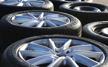 Mehrere Autoreifen liegen nebeneinander auf dem Boden. Es sind Testreifen vom Sommerreifentest 2021.