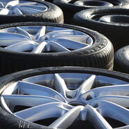 Mehrere Autoreifen liegen nebeneinander auf dem Boden. Es sind Testreifen vom Sommerreifentest 2021.