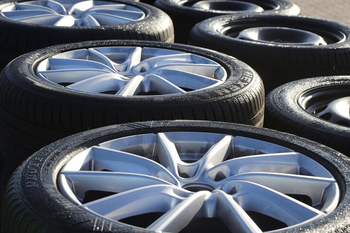 Mehrere Autoreifen liegen nebeneinander auf dem Boden. Es sind Testreifen vom Sommerreifentest 2021.