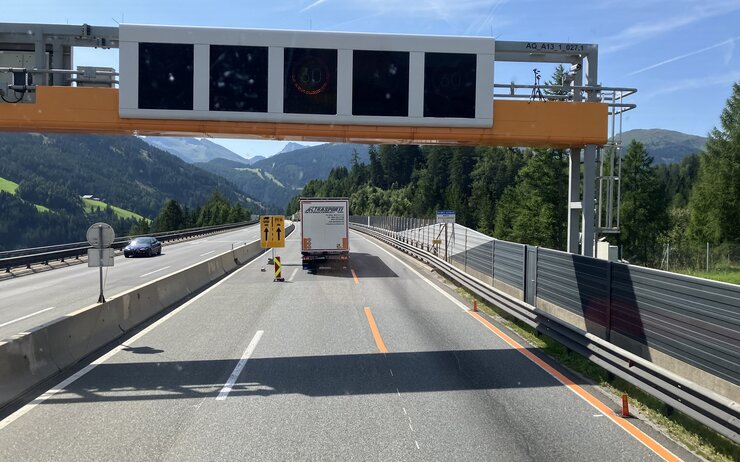 Fahrbahn Brenner Autobahn mit Schild Lkw-Leitsystem