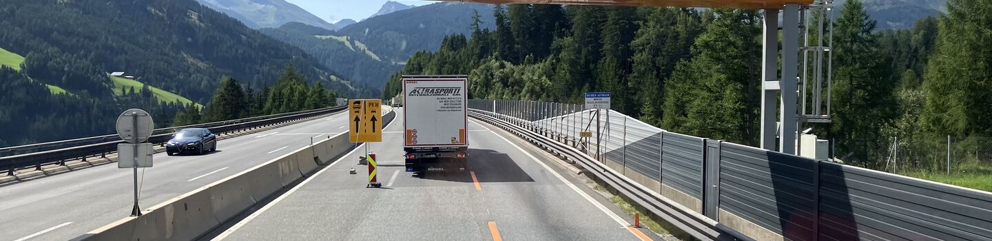 Fahrbahn Brenner Autobahn mit Schild Lkw-Leitsystem