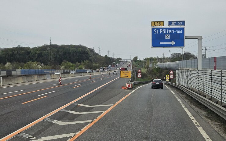 Baustellenbereich auf der Autobahn mit Fahrbahnverengung im Bereich der Abfahrt St. Pölten Süd